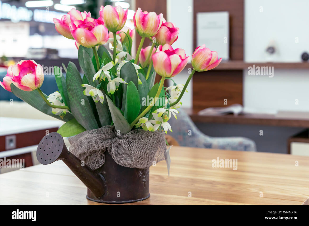 Rosa Tulpen in Metall Blumentopf auf einem Holztisch. Stockfoto