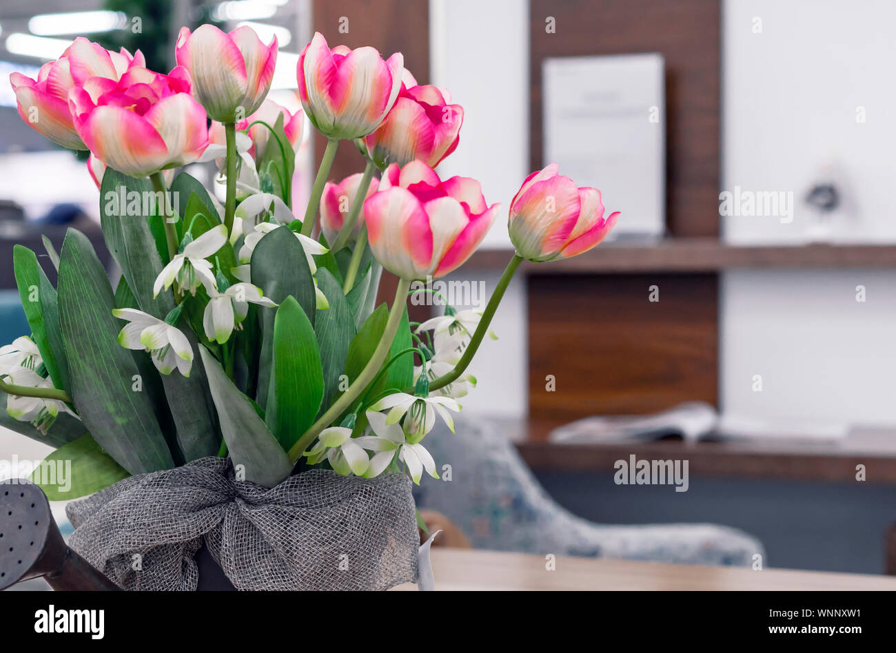 Rosa Tulpen in Metall Blumentopf auf einem Holztisch. Stockfoto
