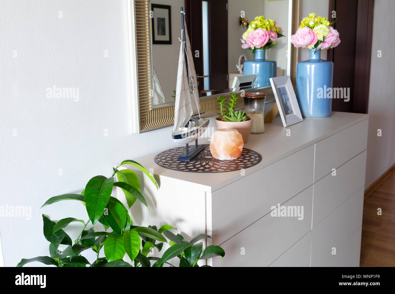 Kleine Dekoration details zu weiße Kommode im Wohnzimmer angeordnet Stockfoto