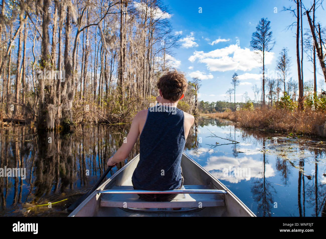 POV-shot von Canoe mit jugendlich Paddeln in Okefenokee Swamp. Stockfoto