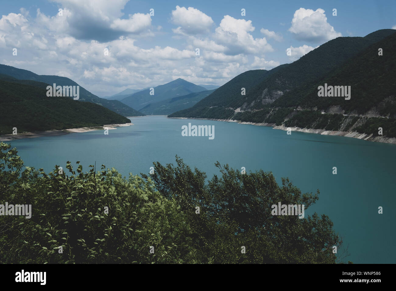 Zhinval Wasserbehälter auf dem Aragvi Fluss in Georgien. Kaukasus Stockfoto