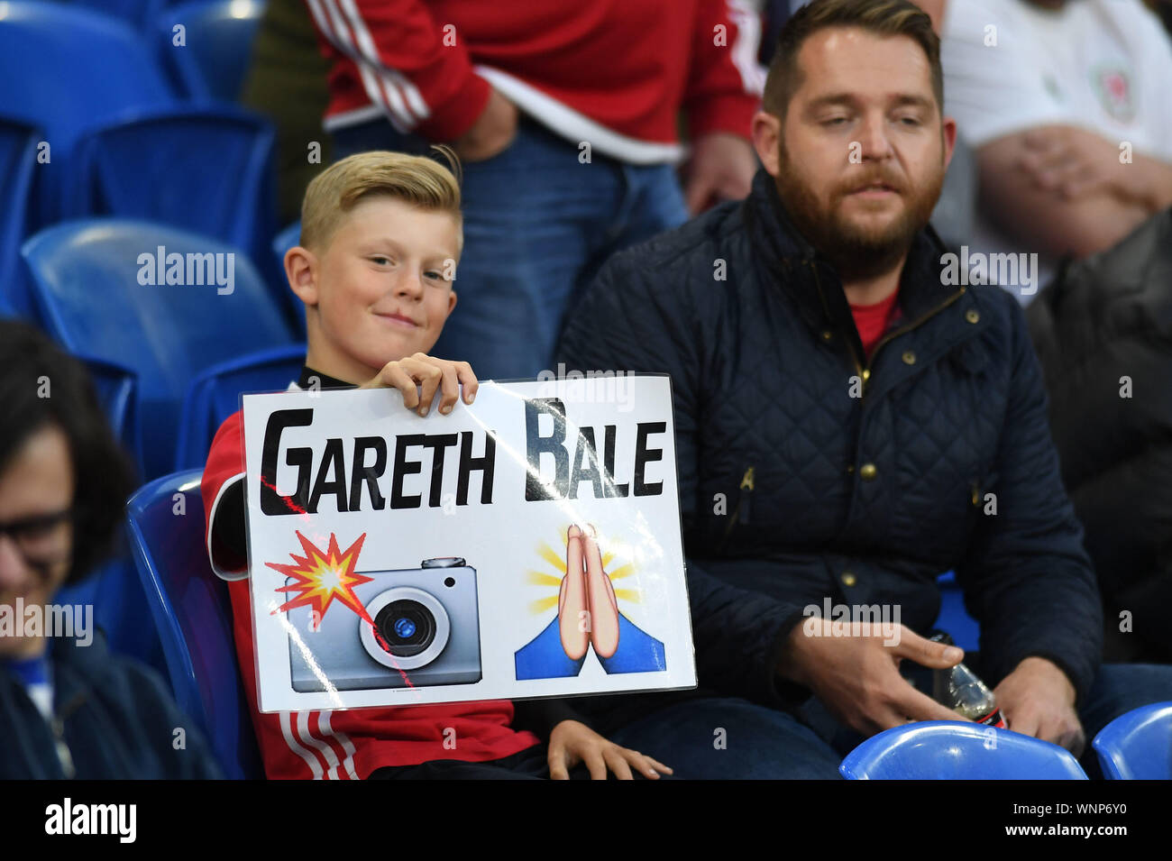 Cardiff, Großbritannien. 6. September 2019. nähere Bestimmung bei Cardiff City Stadium. Gareth Bale Ventilator mit einem Plakat vor Kick off. Redaktionelle Verwendung nur Credit: Phil Rees/Alamy leben Nachrichten Stockfoto