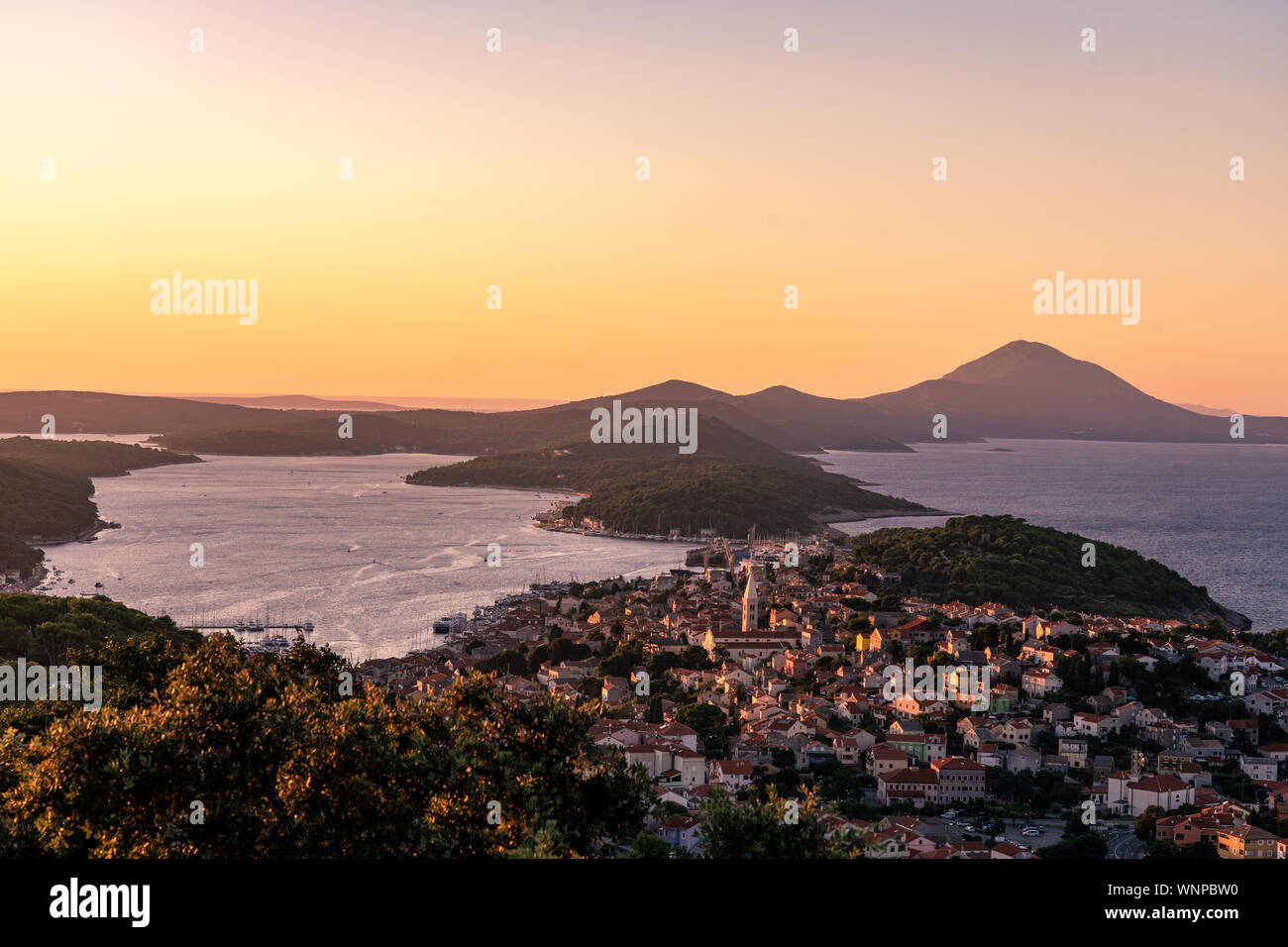 Malerischer Blick auf den kroatischen Inseln in der Kvarner Bucht bei Sonnenuntergang Stockfoto