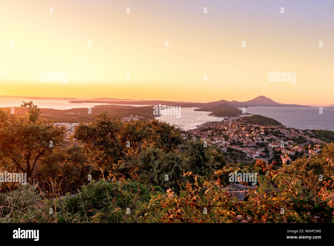 Malerischer Blick auf den kroatischen Inseln in der Kvarner Bucht bei Sonnenuntergang Stockfoto
