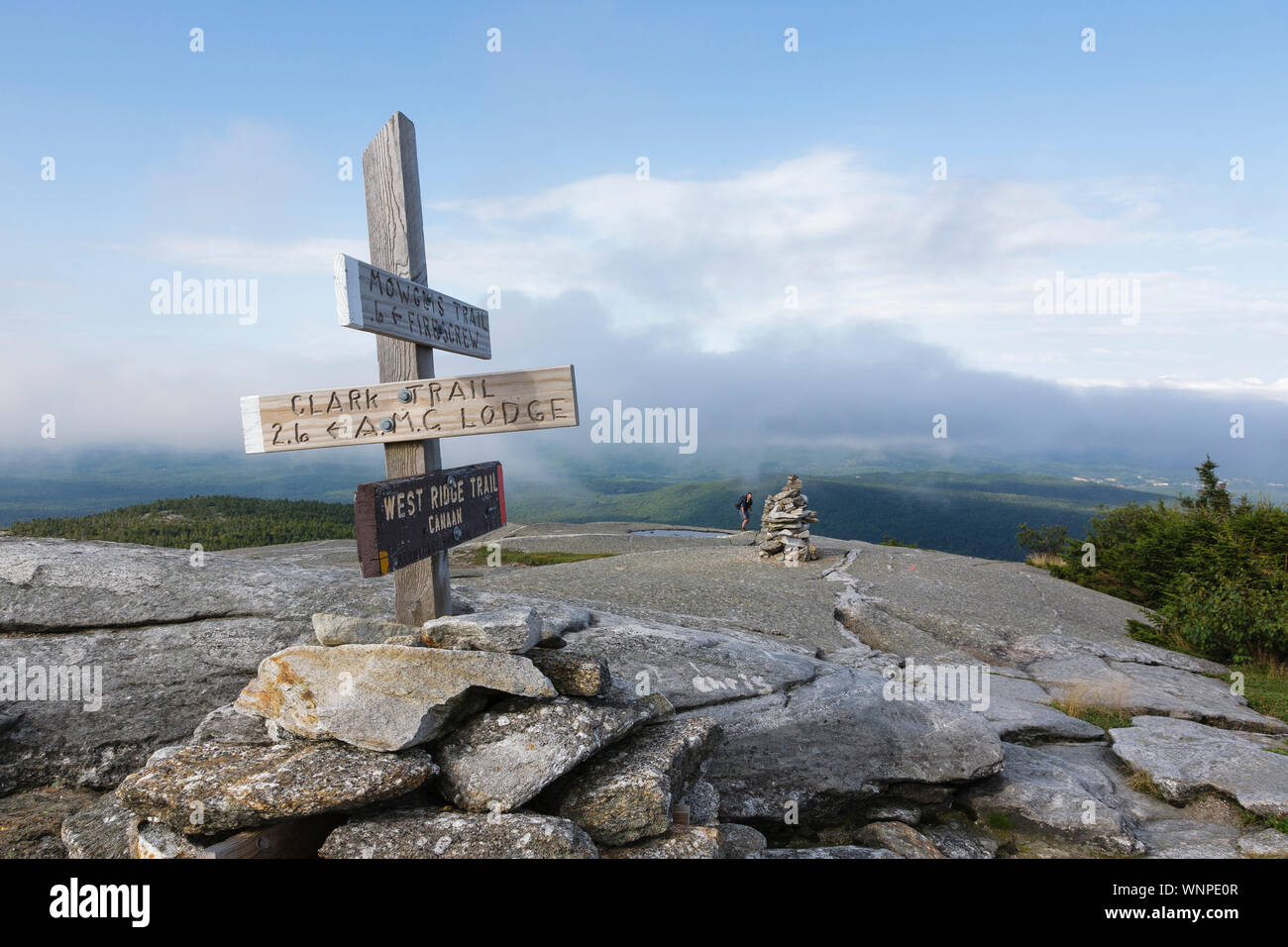 Wanderer aufsteigend der West Ridge Trail in der Nähe der Gipfel des Mount Strickjacke Berg in Orange, New Hampshire. Feuer verbrannt über dieses Gipfels im Jahr 1855, und ich Stockfoto