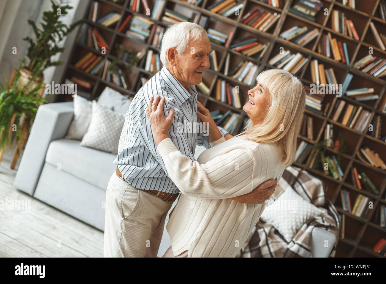 Senior Paar zusammen zu Hause Ruhestand Konzept tanzen Gesellschaftstanz umarmen Stockfoto