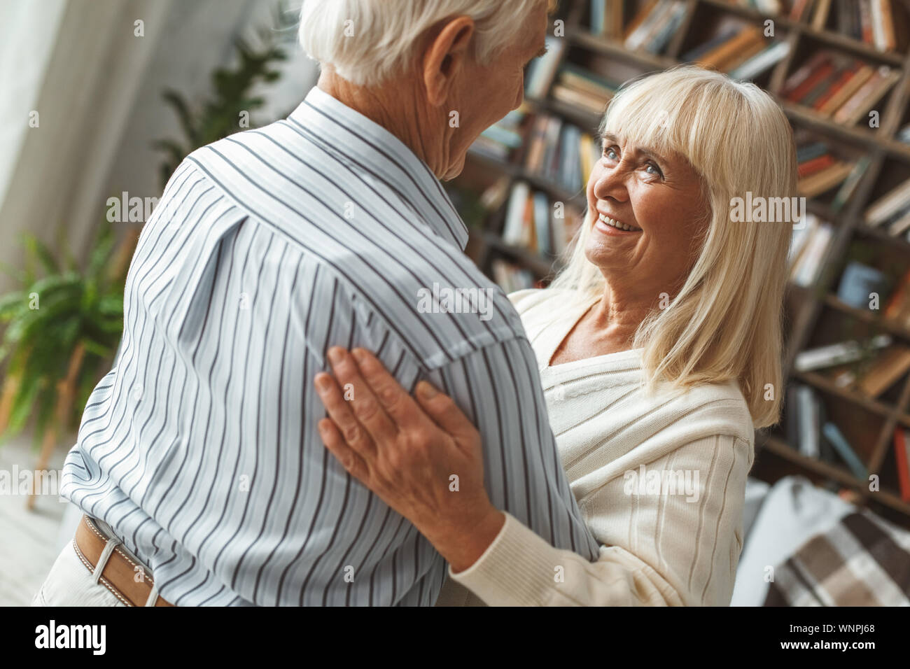 Senior Paar zusammen zu Hause Ruhestand Konzept tanzen Gesellschaftstanz glücklich close-up Stockfoto