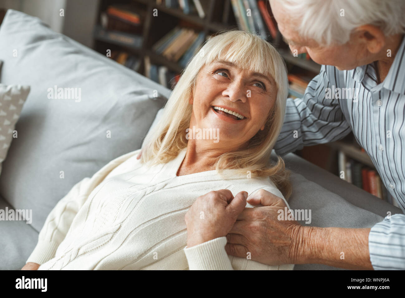 Senior Paar zusammen zu Hause Ruhestand Konzept auf einander glücklich Stockfoto