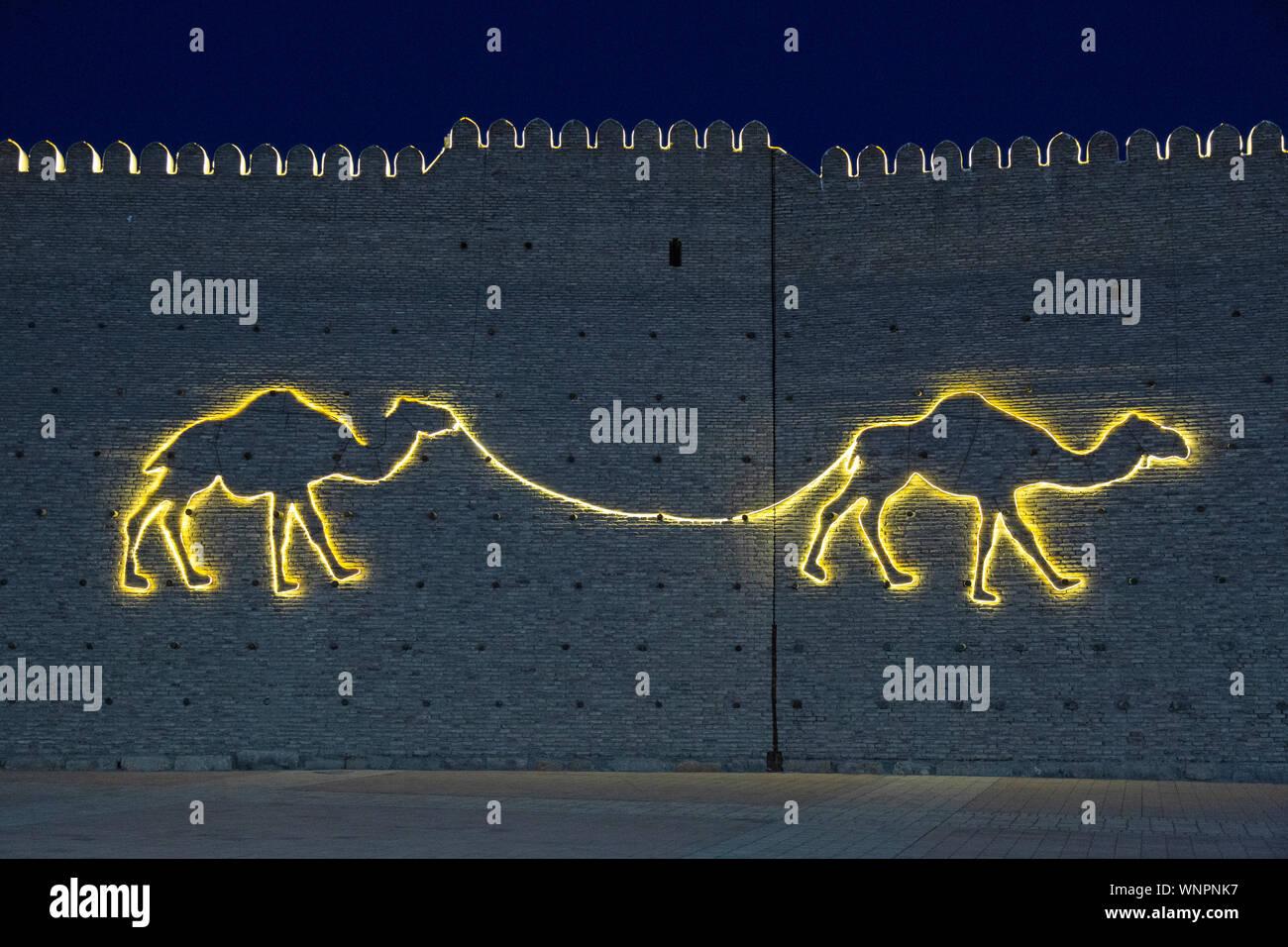 Lichter in der Form von zwei Kamele an den Wänden der Arche Zitadelle in Buchara, Usbekistan. Stockfoto