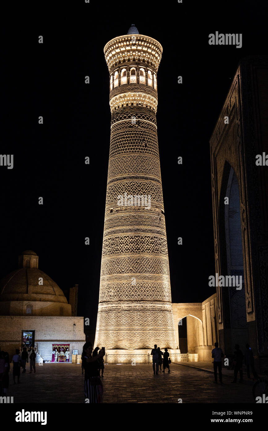 Eine Nacht Foto des Kalyon Minar, oder Super Minarett, in der POI kalyon Square in Buchara, Usbekistan. Ursprünglich im Jahre 1127 erbaut. Stockfoto