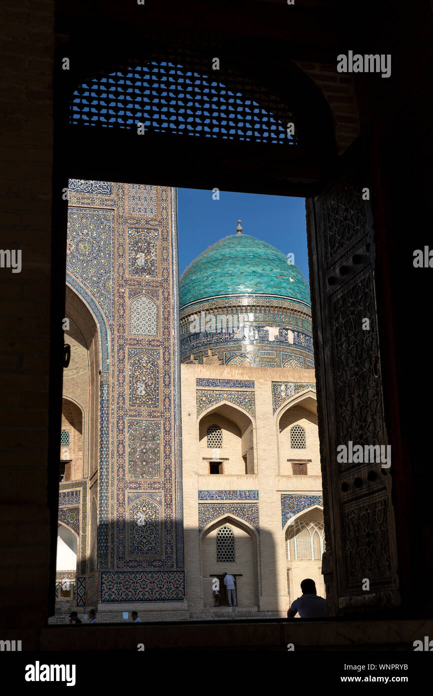 Anzeigen suchen durch eine Tür in der kalyon Moschee in der POI kalyon Square in Buchara, Usbekistan. Stockfoto