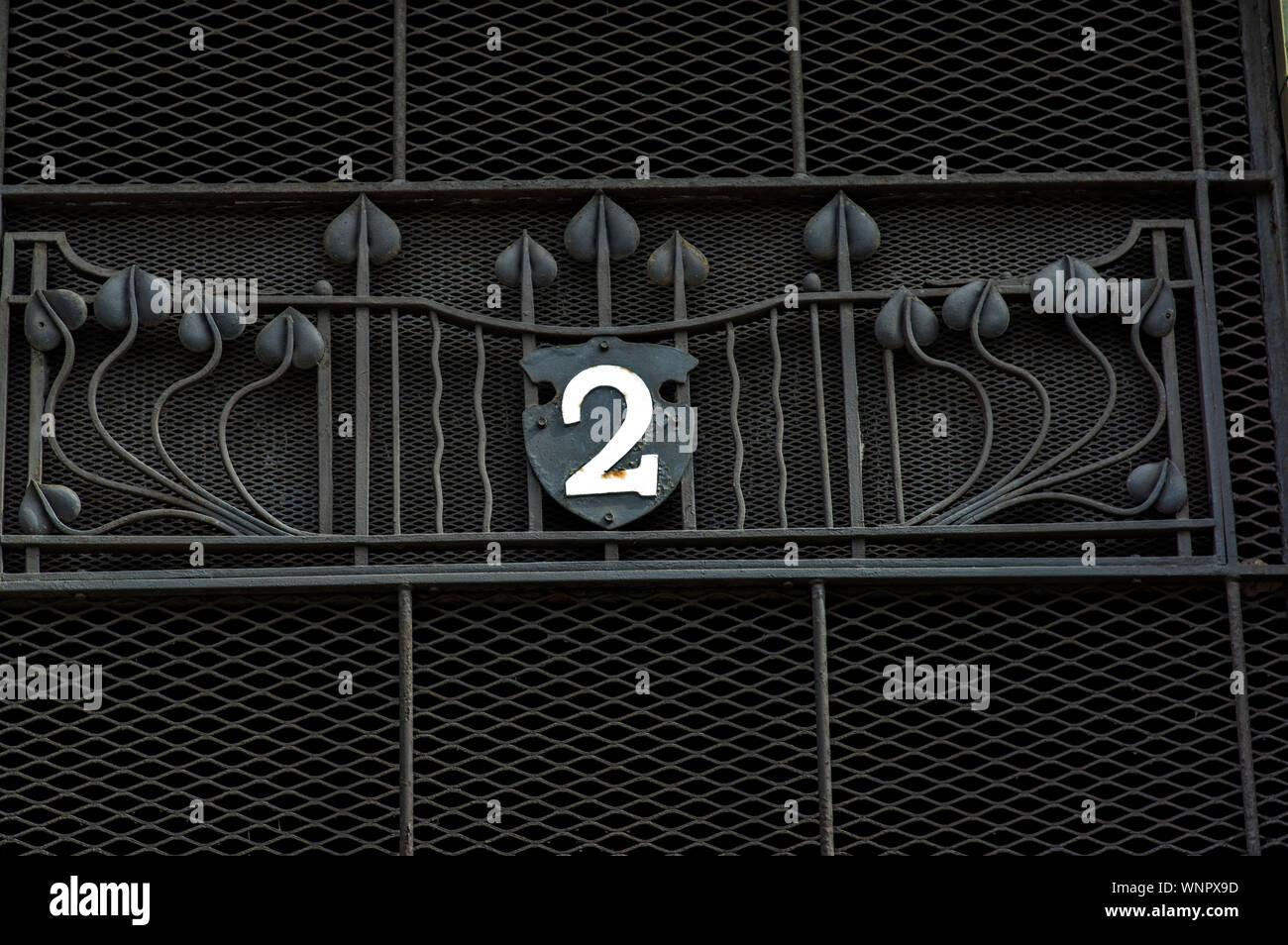 Schwarzes Eisen Geländer und Gitter mit der Zahl 2 und Metal Flower Designs Stockfoto