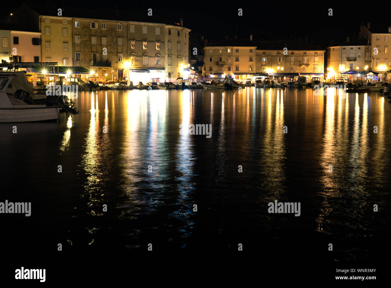 Die Bucht der Stadt Cres auf der Insel Cres in der Nacht Wasser Reflexion lange Belichtung Stockfoto