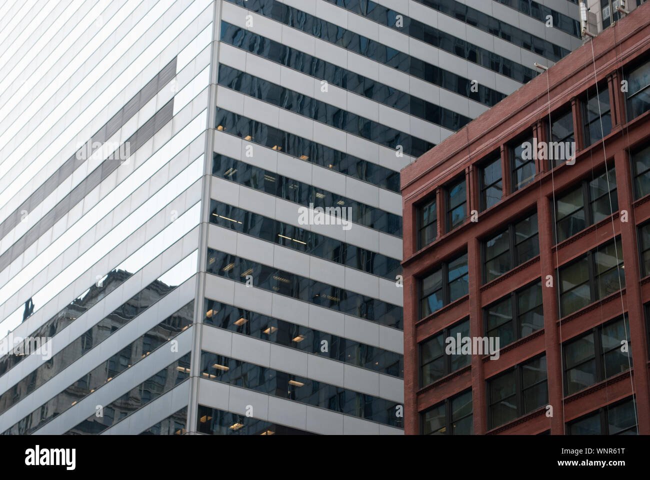 Glas und Stahl moderne Architektur Patterns mit der Reflexion der Himmel. Schattierungen der Farben. Zellen, geometrischen Design. Urban Style. Illusion Konzept. Stockfoto