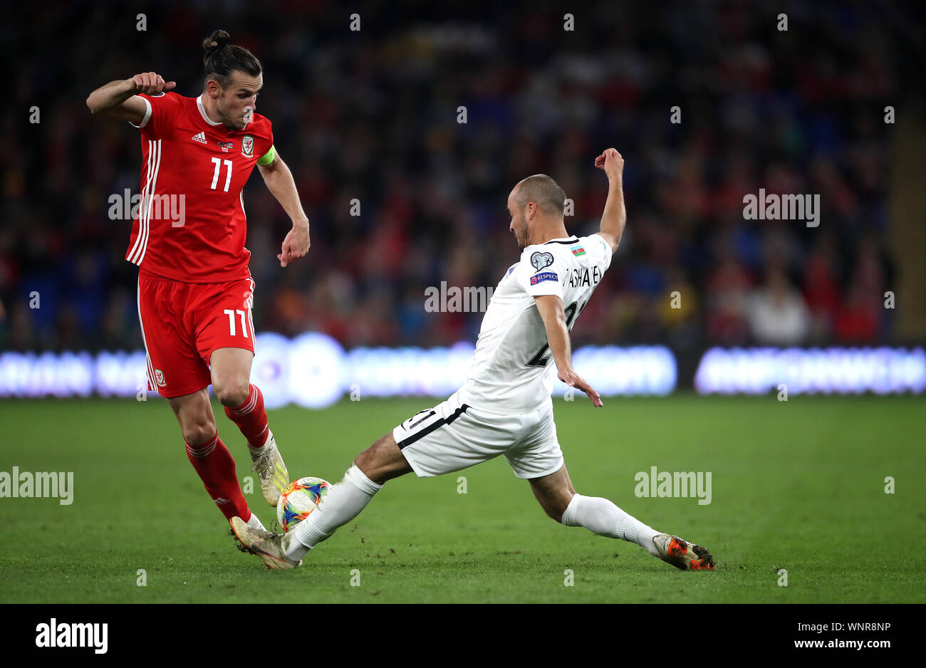 Wales" Gareth Bale (links) und Aserbaidschan Pavlo Pashaev (rechts) Kampf um den Ball während der UEFA EURO 2020 Qualifikation, Gruppe E Gleiches an der Cardiff City Stadium, Cardiff. Stockfoto
