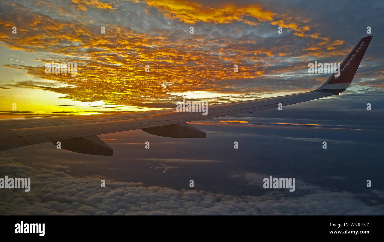 Sonnenuntergang Blick aus dem Flugzeug Fenster. Stockfoto