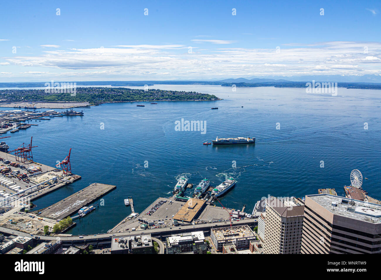 Ein Blick auf die Puget Sound und die Seattle Waterfront von hoch oben Stockfoto