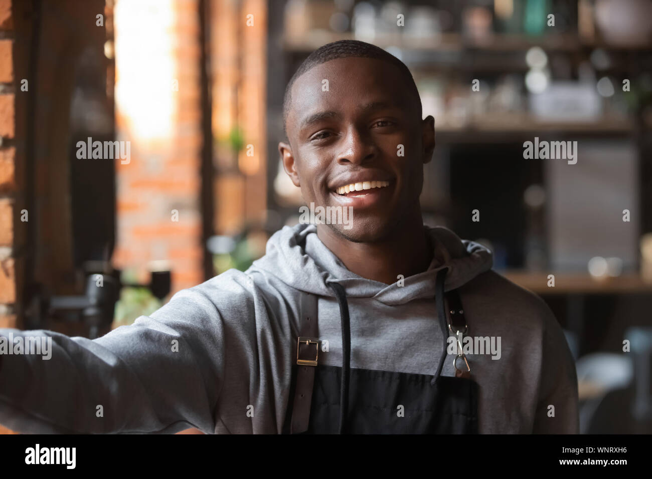 Kopf geschossen Portrait von African American lächelnd Kellner unter selfie Stockfoto