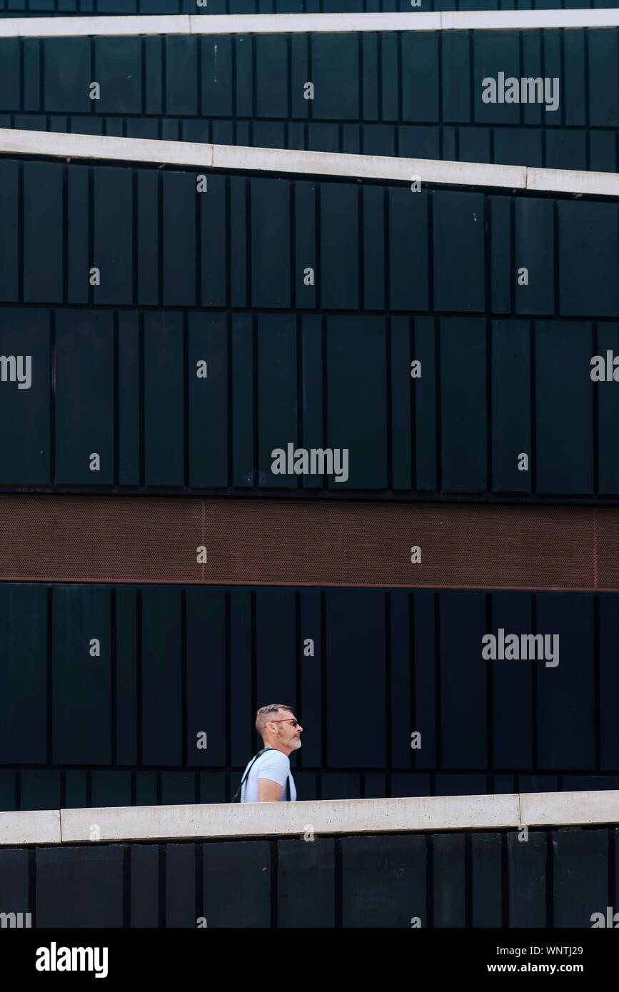 Reife bärtige Mann gegen ein Muster an der Wand Stockfoto