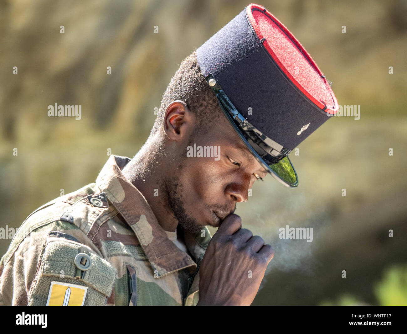 Französische Fremdenlegion Soldat gibt nachdenkliche Pose folgende Zeremonie am Pont du Gard außerhalb Nimes, wo sie ihre schwarzen kepis empfangen. Stockfoto