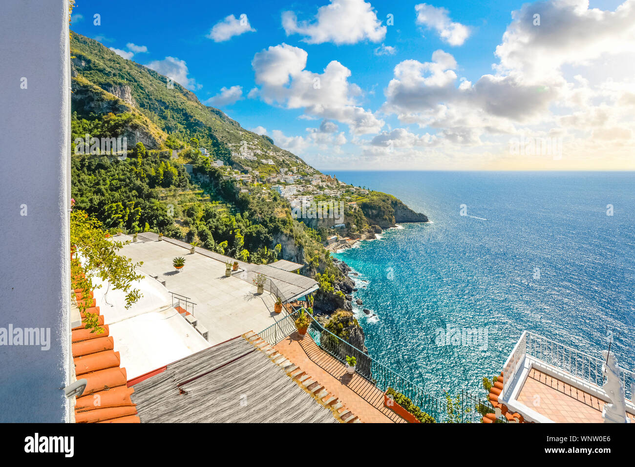 Ein Blick auf die Hügel der Stadt Praiano aus einer Terrasse entlang der Amalfiküste auf dem italienischen Mittelmeer an einem warmen Sommertag Stockfoto