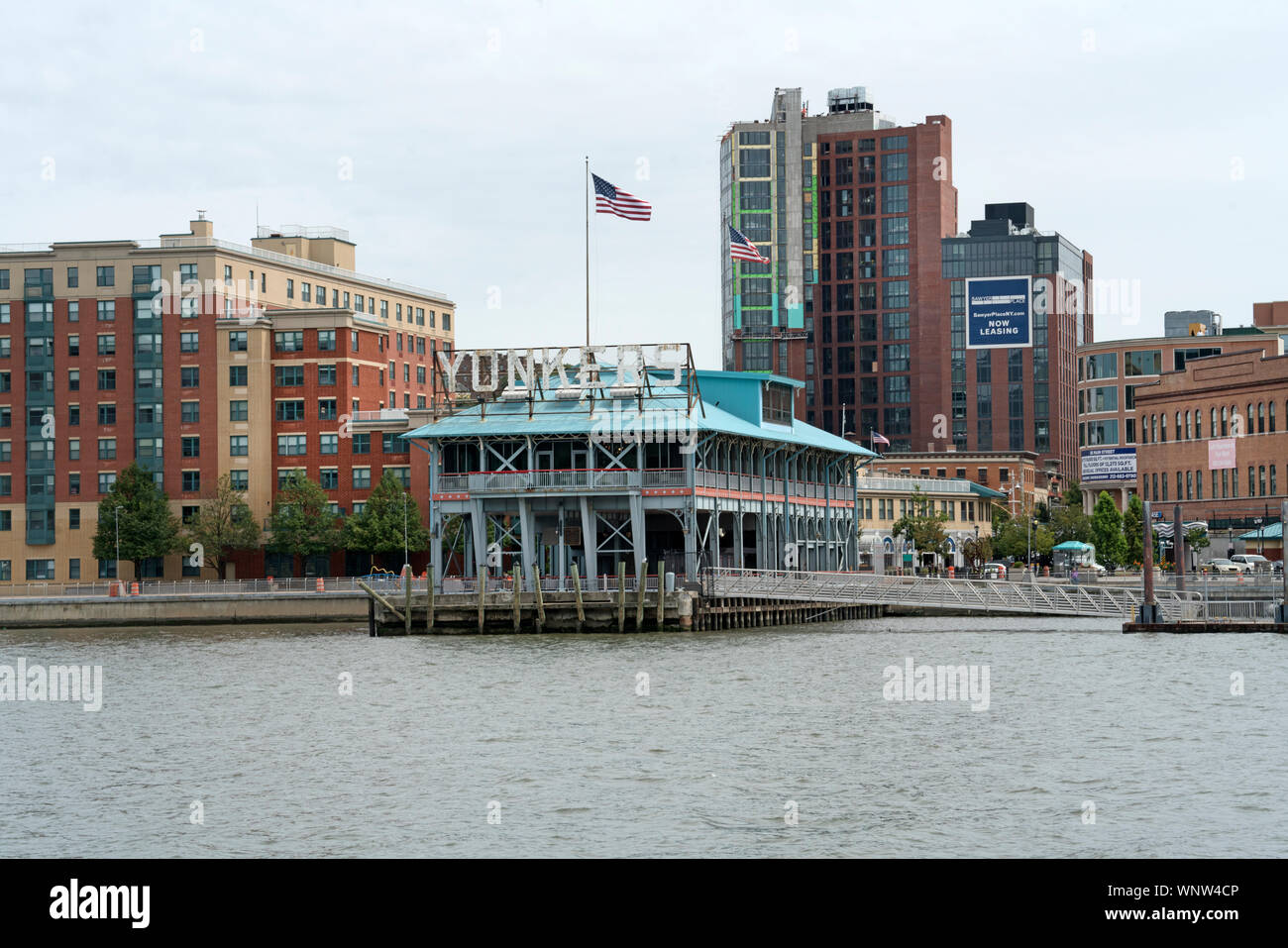 Die Yonkers Municipal Pier am Hudson River ist mehr als 100 Jahre alt. Apartment Gebäude steigen um es in einem ehemaligen Industriegebiet. Stockfoto