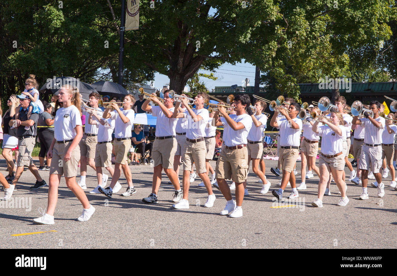 MATTHEWS, NC (USA) - 31. August 2019: ein High School marching band horn Abschnitt am Labor Day Parade während der jährlichen 'Matthews lebendig gehalten führt Stockfoto