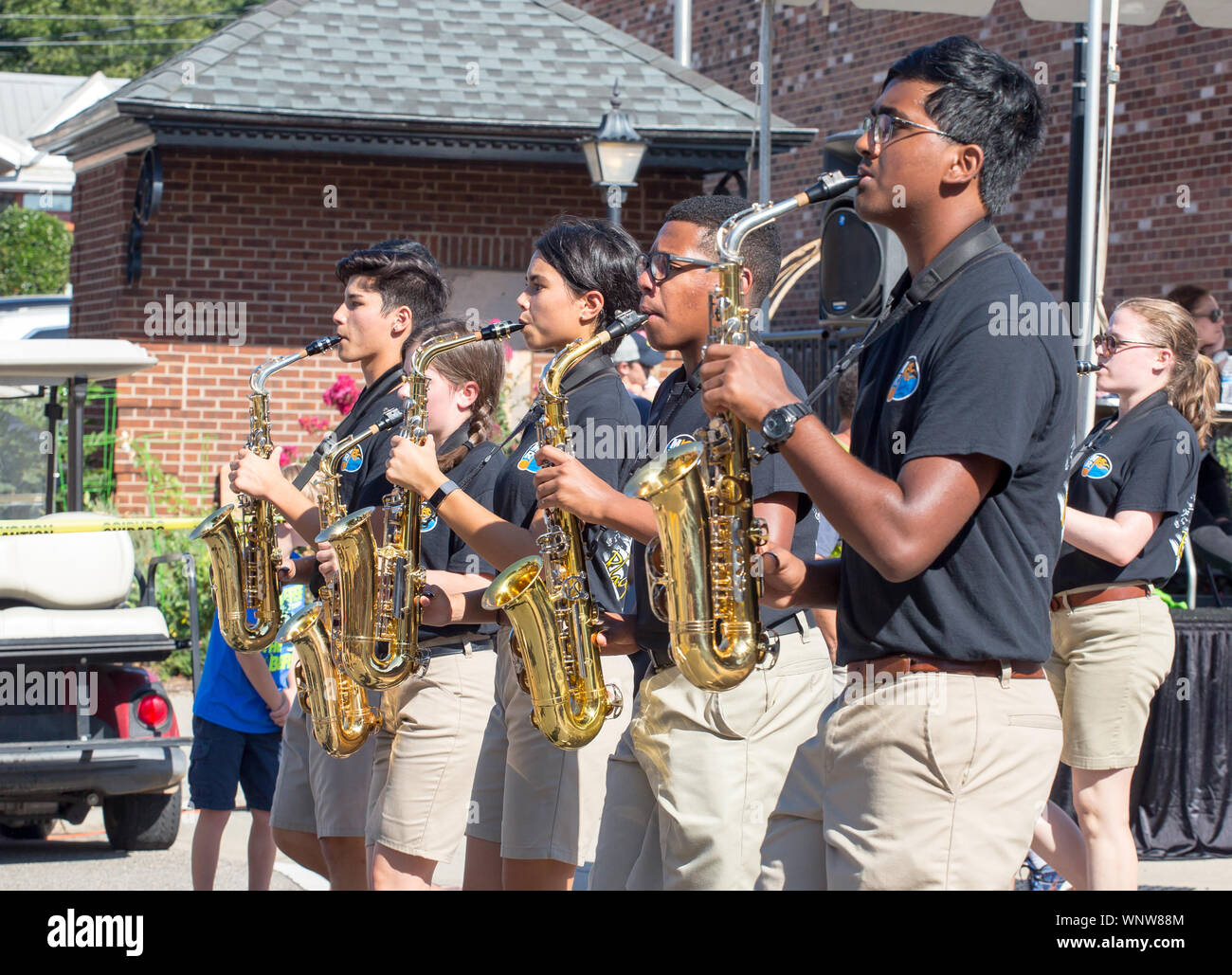 MATTHEWS, NC (USA) - 31. August 2019: ein High School marching band Saxophonist Abschnitt führt während des Labor Day Parade statt bei der jährlichen 'Matthews Stockfoto