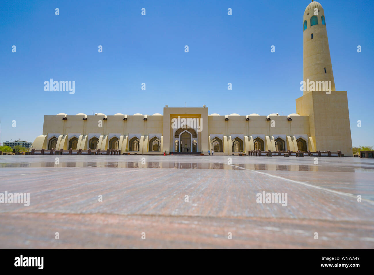 DOHA KATAR - 10 Juli 2019; Islamische Moschee ist beeindruckend groß und ausladend mit seinen modernen arabischen Architektur ist die neueste und größte Mos Stockfoto