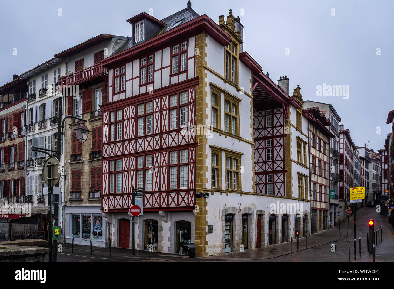 Traditionelle Fachwerkhäuser in Bayonne, einem typischen architektonischen Stil im französischen Baskenland Region, Frankreich Stockfoto