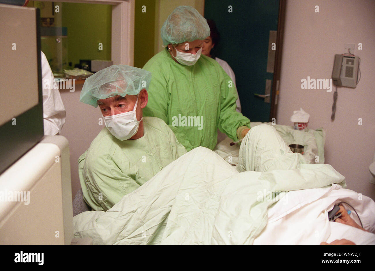 DUNEDIN, NEUSEELAND, ca. 1993: Ein unbekannter Arzt und Krankenschwester Eier von einer weiblichen Patienten in einem IVF-Verfahren sammeln Stockfoto