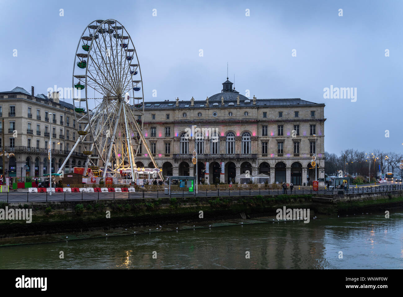 Rathaus von Bayonne und Riesenrad am Ufer des Nive, Frankreich Stockfoto
