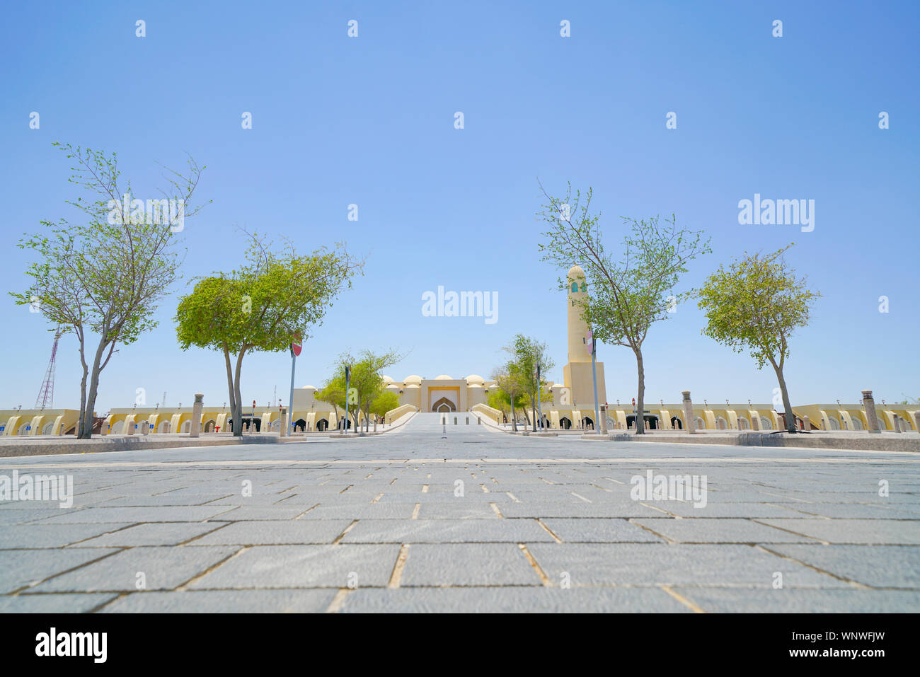 Islamische Moschee Weitwinkel ist beeindruckend groß und ausladend mit seinen moderne arabische Architektur in Doha, Katar. Stockfoto