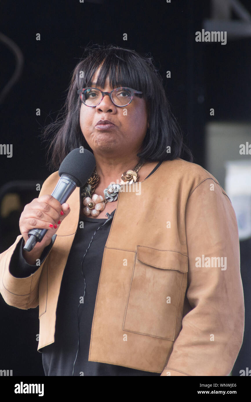 6. September 2019 - London, Parliament Square - Diane Abbott MP (Arbeit - Hackney Nord- und Stoke Newington) spricht auf der Kundgebung organisiert durch die Mitarbeiter Stockfoto