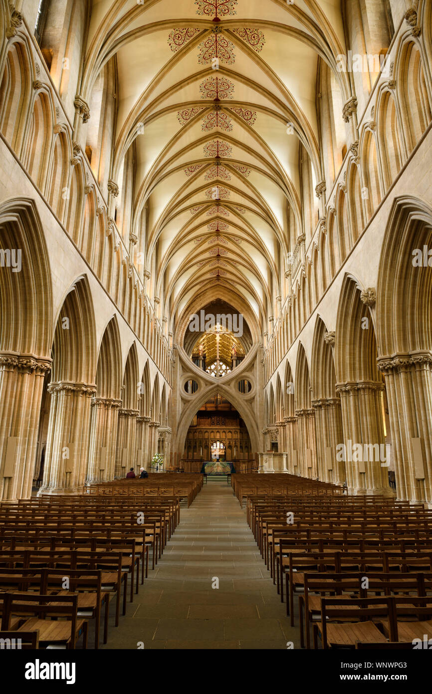 Innenraum der Wells Cathedral anglikanische Kirche mit steinernen Säulen, die zu St Andrews Kreuz Bögen im Heiligtum Wells England Stockfoto