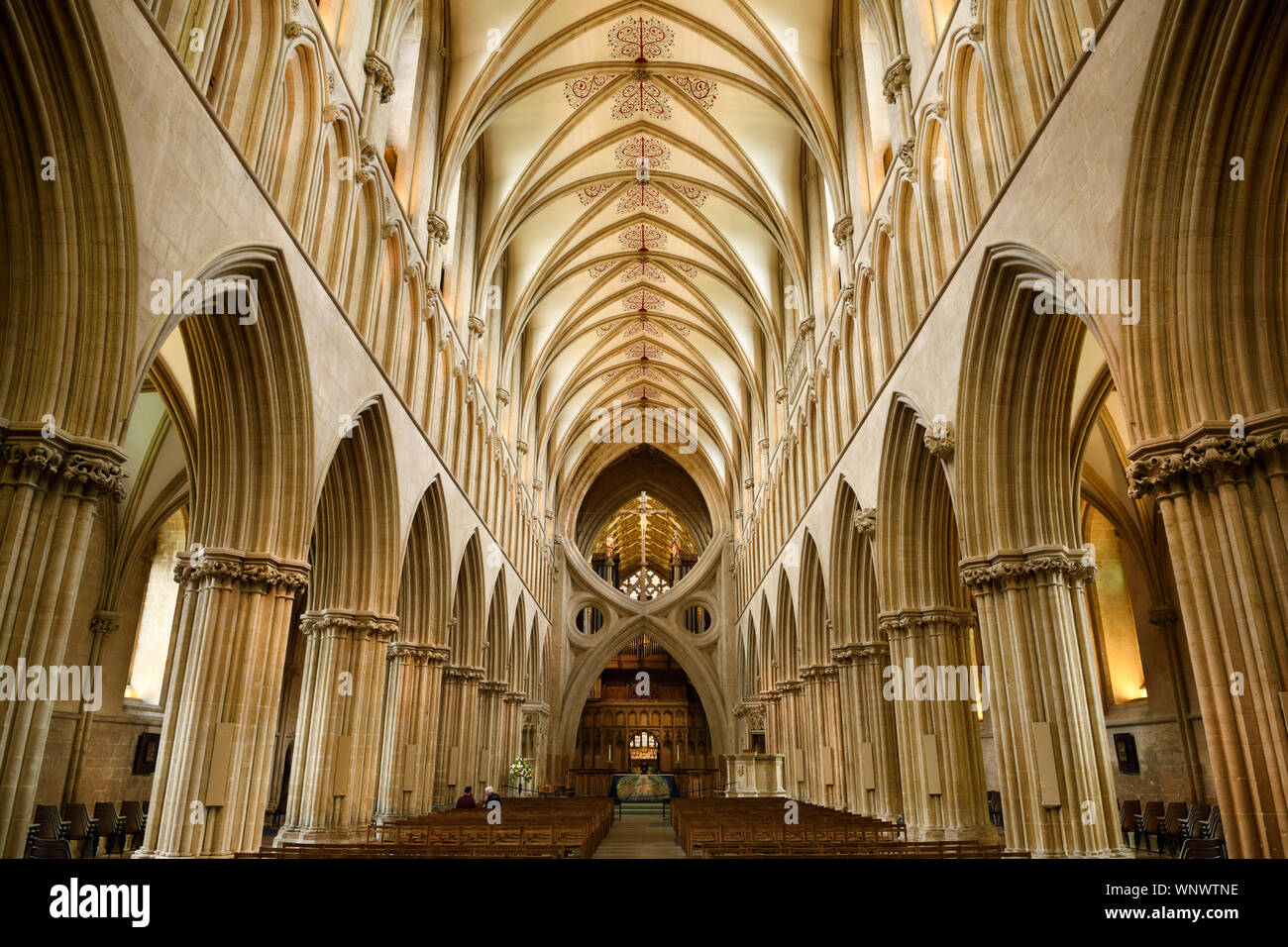 Innenraum der Wells Cathedral anglikanische Kirche vom Kirchenschiff zeigt St Andrews Kreuz Bögen im Heiligtum Wells England Stockfoto