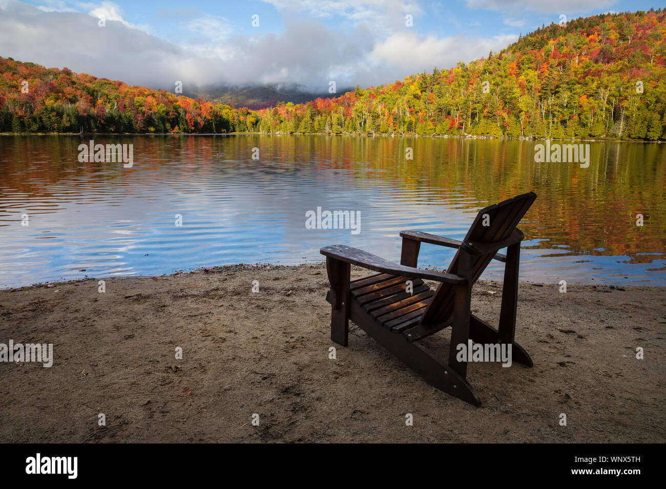 Foggy Momente über Teiche in Upstate New York in den Adirondacks. Herbst ist die beste Jahreszeit, um zu sehen, die Blätter im Herbst ändern. Große leaf peeping Momente. Stockfoto