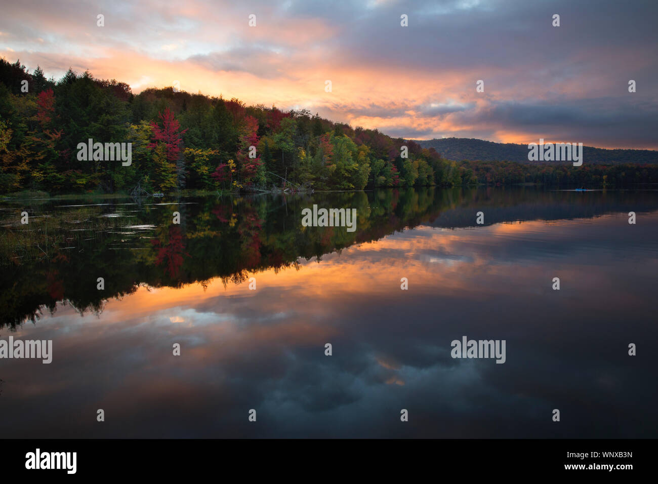 Bunte sunrise in ruhigen Gewässern der Teiche in Vermont und New York. Leaf peeping Antriebe bringen Sie hinter diese atemberaubende Szenen fällt. Stockfoto