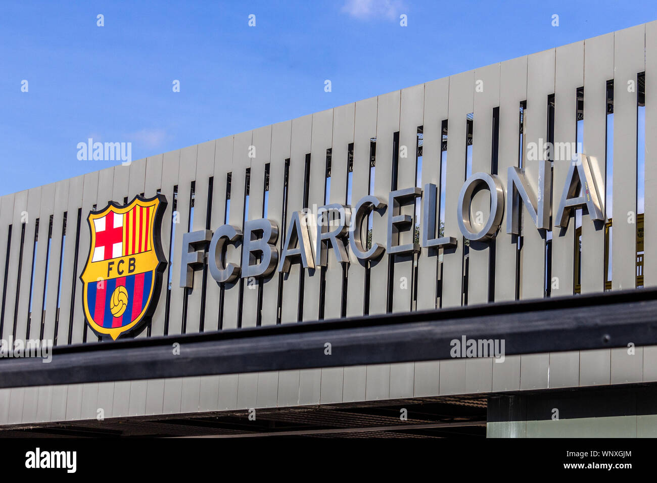 Barcelona, Spanien - 18. Februar 2019 - FC Barcelona Logo auf der Außenseite des Camp Nou Stadion Stockfoto