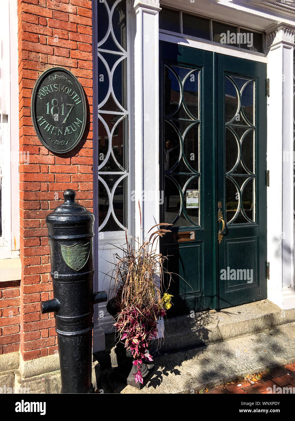 Portsmouth, NH/USA - 16.Oktober 2018: Nahaufnahme der Eingang zum historischen Portsmouth Athenaeum und britische Kanone durch Commodore Perry im Jahr 1812 erfasst. Stockfoto