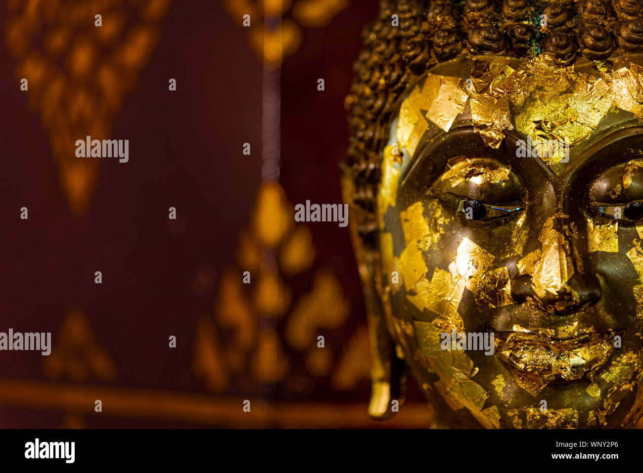 Nahaufnahme von der Seite der grunge Golden Buddha Statue. Symbol der Religion Buddhismus Spiritualität der asiatischen Kultur traditionell. Stockfoto