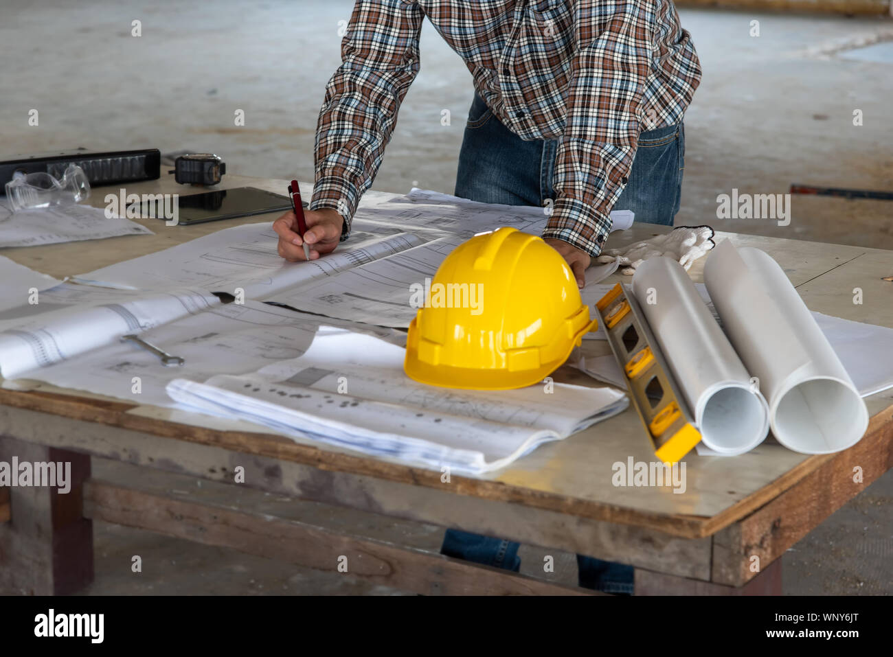Glück Lächeln professioneller Geschäftsmann consulting engineering/Architektur in Bau renovieren Baustelle. Erfolgreiche Team von männlichen Coo Stockfoto