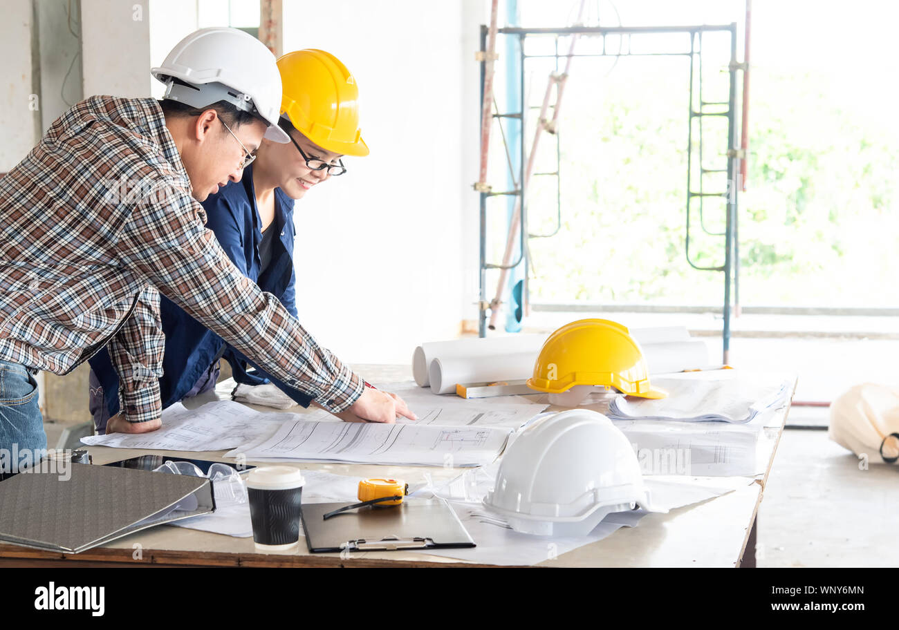 Glück Lächeln professioneller Geschäftsmann consulting engineering/Architektur in Bau renovieren Baustelle. Erfolgreiche Team von männlichen Coo Stockfoto