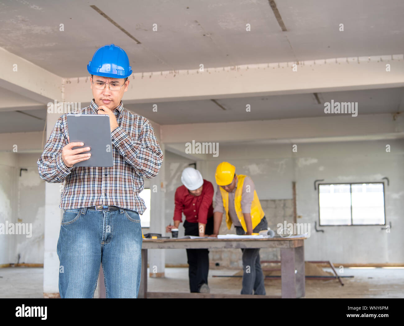 Glück Lächeln professioneller Geschäftsmann consulting engineering/Architektur in Bau renovieren Baustelle. Erfolgreiche Team von männlichen Coo Stockfoto