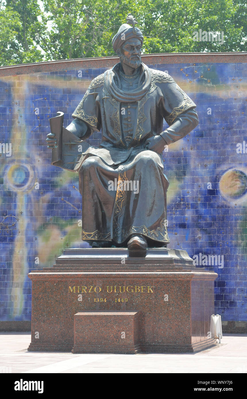 Bronzestatue des 15. Jahrhundert Timurid Sultan und Astronom Ulugh Beg in Samarkand, Usbekistan Stockfoto