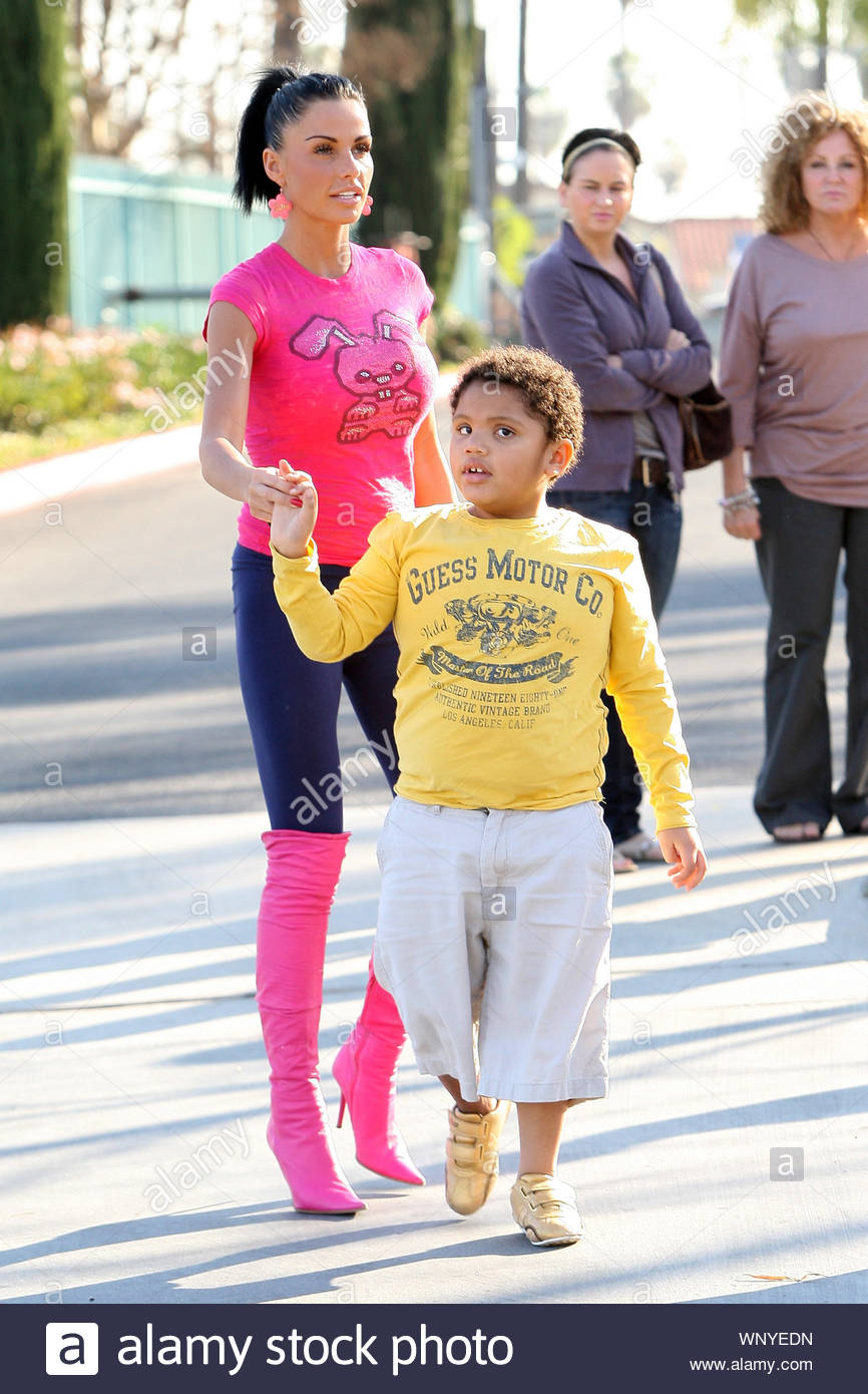 Jordanien Alias Katie Price Bringt Ihren Sohn Harvey Zur Schule In Culver City Ca Harvey Besucht