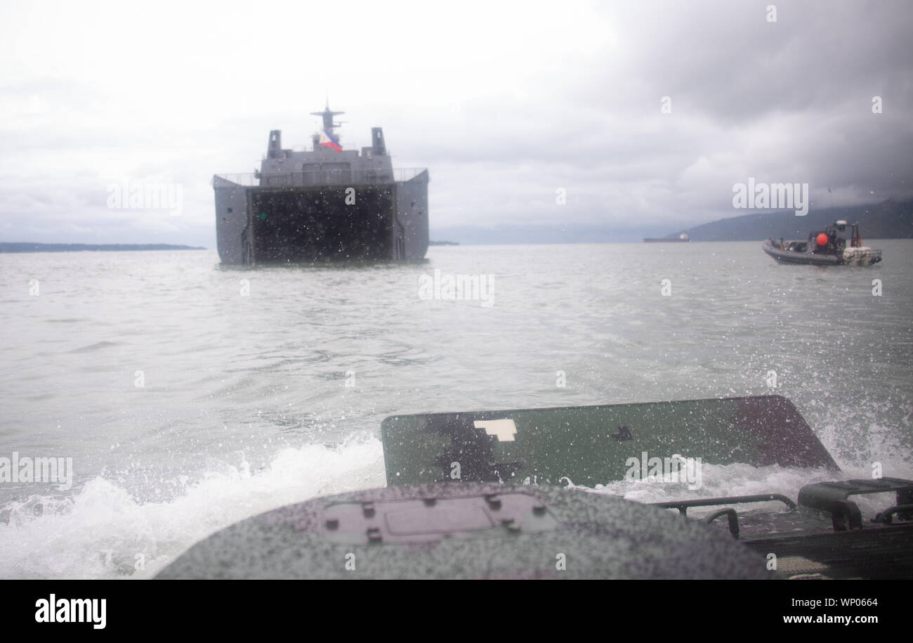 Philippinischen und US-Marines Antrieb eine philippinische Angriff Amphibienfahrzeug auf die Brp Davao del Sur (LD-602) während einer AAV Experte Austausch in Subic Bay, Philippinen, Sept. 1, 2019. Das US Marine Corps hat mit der Philippinischen Marine Corps in den letzten acht Jahren zusammengeschlossen, um Fähigkeiten und Strategien zu entwickeln, um die philippinische Navy und Marine Corps amphibische Operationen durchzuführen. Diese SMEE war ein Meilenstein in den Bemühungen, das erste Mal, dass die Philippinischen Streitkräfte ihre rohrbelüfter aus einem philippinischen Marine schwimmfähige Schiff und vom Schiff zum Ufer transportiert. Die US-M Stockfoto