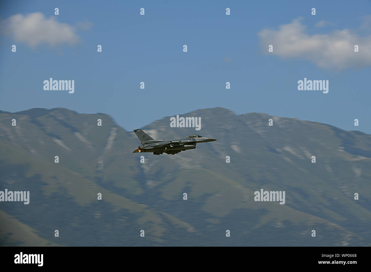 Ein US Air Force F-16 Fighting Falcon von der 510th Fighter Squadron nimmt Flug bei Aviano Air Base, Italien, Sept. 4, 2019. Die F-16 ist sehr wendig und hat sich bewährt in der Luft-zu-Luft bekämpfen und Luft-zu-Oberfläche angreifen. (U.S. Air Force Foto von Airman 1st Class Ericka A. Woolever). Stockfoto