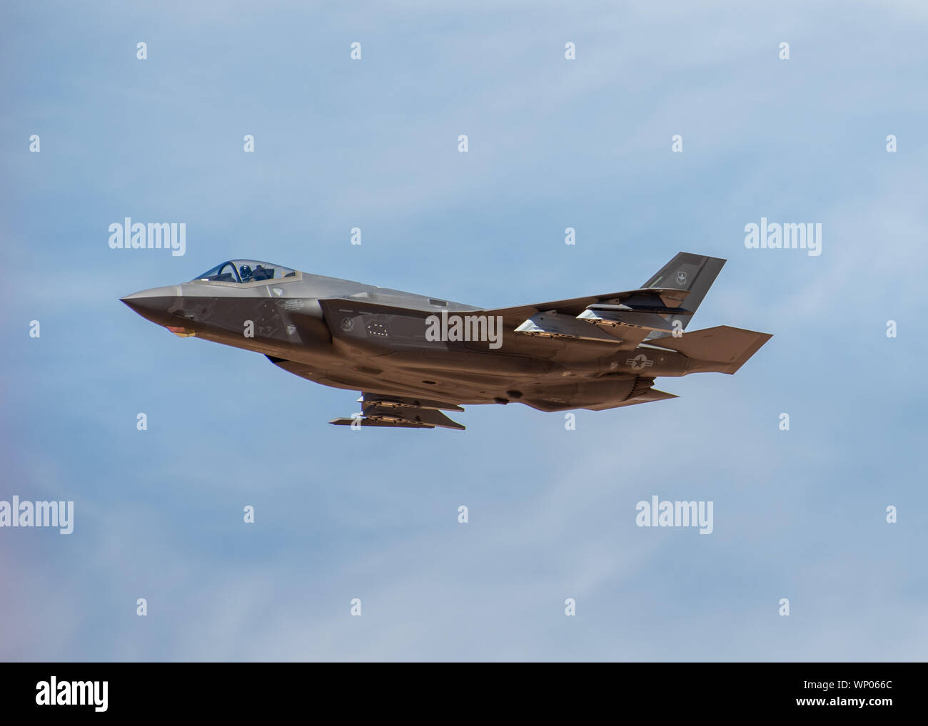 Ein US Air Force F-35A Lightning II auf der 63rd Fighter Squadron, Luke Air Force Base, Ariz zugewiesen, führt eine High-speed-Pass 26.08.2019, Barry M.Goldwater Range in der Nähe von Gila Bend, Ariz. im Durchschnitt 64.000 Ausbildung Einsätze jedes Jahr statt auf der Ostseite der Bombardierung Bereichs, die von der 56. Reihe Management Office bei Luke AFB verwaltet wird. (U.S. Air Force Foto von Airman 1st Class Aspen Reid) Stockfoto