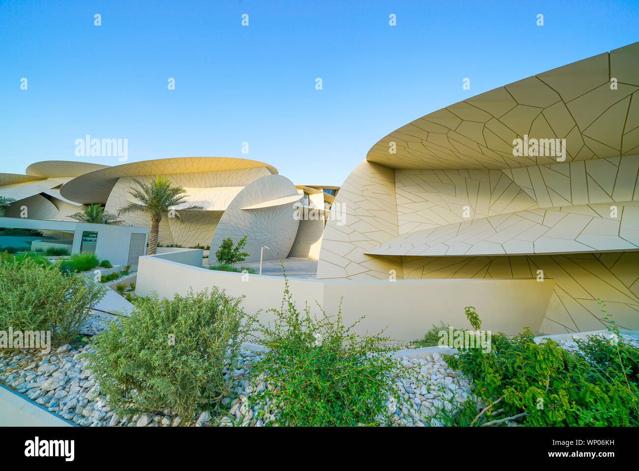 DOHA KATAR - 10 Juli 2019; National Museum von Katar, ungewöhnliche, aber markantes Design Form von Wüste inspiriert ist Rose Kristall im März 2019 eröffnet Stockfoto